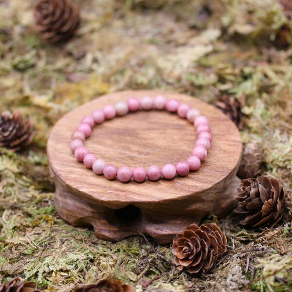 En lithothérapie, la rhodonite est particulièrement efficace pour libérer les tensions émotionnelles, pour soigner les blessures du passé et pour rétablir une connexion harmonieuse avec soi-même. Cette pierre est idéale pour ceux qui cherchent à guérir des chagrins et à renouer avec l’amour de soi. Elle est également reconnue pour ses propriétés apaisantes et réconfortantes, offrant une sérénité profonde, un équilibre émotionnel et une stabilité affective.