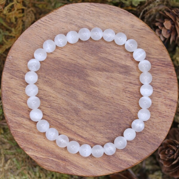 Le bracelet en perles de sélénite est fabriqué à partir de perles authentiques soigneusement sélectionnées, afin d’offrir une expérience énergétique pure et de qualité. Porter ce bracelet permet de bénéficier des bienfaits de la sélénite tout au long de la journée. Cette pierre protège en dissipant les énergies négatives et soutient l'élévation spirituelle.