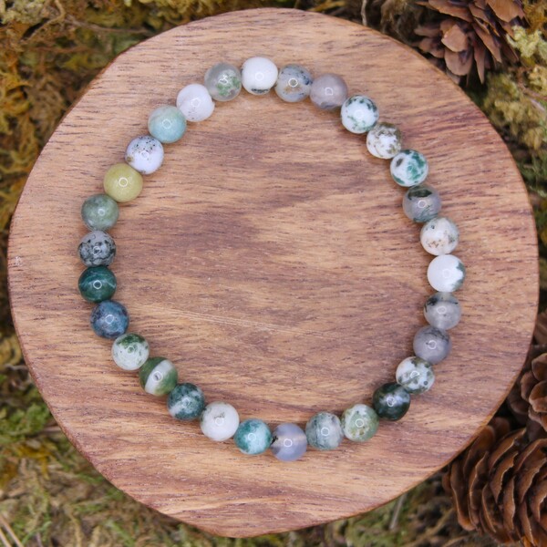 L'Agate Arbre est une pierre d'une grande beauté, caractérisée par des motifs uniques ressemblant à des branches d'arbres ou des motifs végétaux. Ces inclusions naturelles créent un effet visuel organique et harmonieux, évoquant l’image de la nature dans toute sa splendeur.