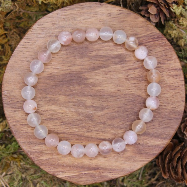 Ce bracelet est fabriqué avec des perles certifiées authentiques, garantissant des propriétés optimales de la pierre. L'Agate Cerise est particulièrement connue pour ses bienfaits en lithothérapie, où elle aide à rétablir l'équilibre émotionnel et à apporter de la stabilité intérieure. Elle est idéale pour apaiser les tensions, améliorer la confiance en soi et favoriser la clarté mentale.