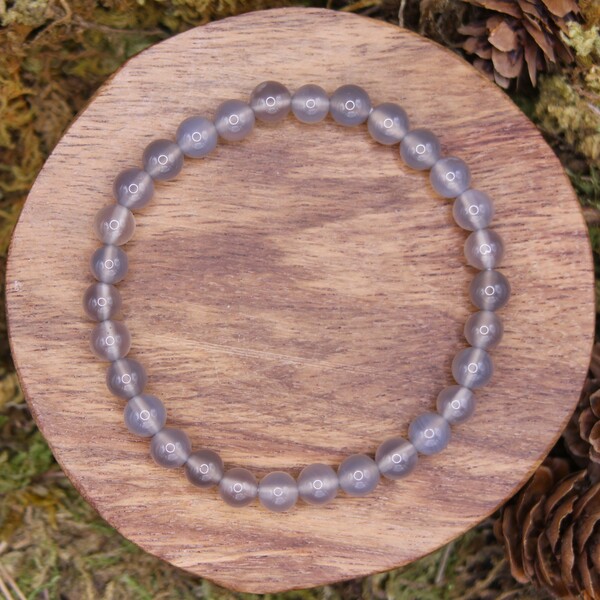 Le bracelet en perles d’ Agate Grise est un bijou aux vertus apaisantes et stabilisantes. L’Agate Grise est une pierre naturelle aux nuances douces, allant du gris clair au gris foncé, parfois translucide, offrant une esthétique sobre et élégante.