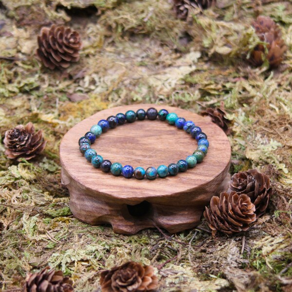 L'Azurite est une pierre précieuse remarquable par sa couleur bleu vif et ses magnifiques inclusions. Souvent trouvée en association avec la malachite, elle a été utilisée depuis l'Antiquité pour ses puissantes vertus spirituelles. Ce minéral est particulièrement apprécié pour ses effets sur l'intuition et la clairvoyance, facilitant l'accès à des états de conscience plus élevés.