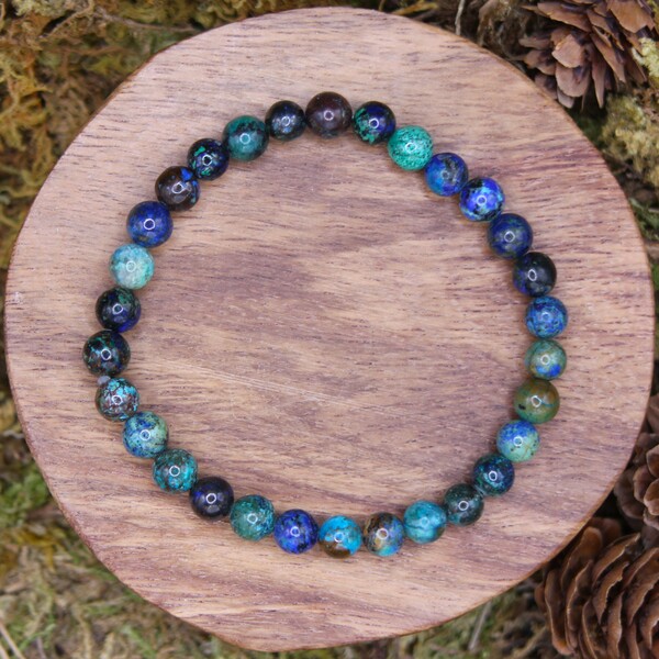 Ce bracelet en perles d' Azurite est fabriqué à partir de perles mates authentiques, offrant ainsi une expérience tangible de cette pierre énergétique. Il représente une excellente aide pour ceux qui recherchent la sérénité et l'équilibre dans leur vie, tout en facilitant leur parcours spirituel.