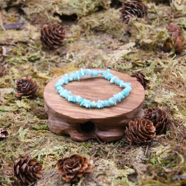 L’amazonite agit principalement sur le chakra du cœur et le chakra de la gorge. Elle équilibre et nettoie ces centres énergétiques, permettant une circulation harmonieuse de l’énergie. Le chakra du cœur, siège de l’amour inconditionnel, bénéficie d’un soutien dans l’ouverture émotionnelle et l’acceptation de soi et des autres. Le chakra de la gorge, lié à la communication, se trouve renforcé, ce qui facilite l’expression authentique et la prise de parole avec confiance.
