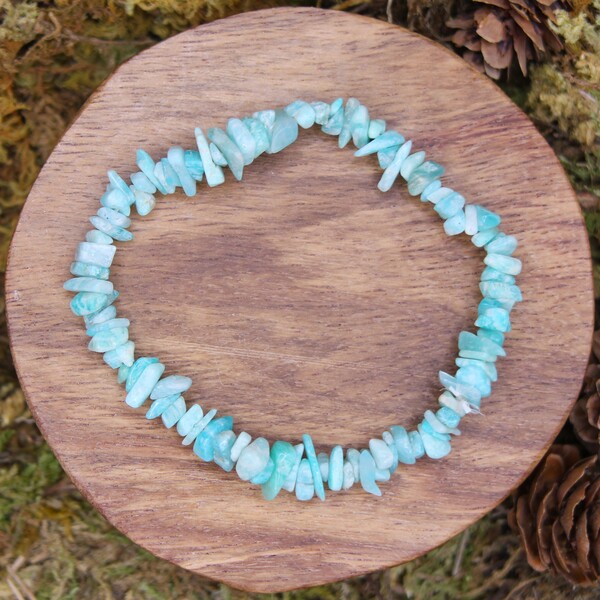 L'amazonite est une pierre précieuse qui a longtemps été admirée pour ses nombreuses vertus spirituelles et thérapeutiques. Connue sous le nom de "pierre de l'équilibre et de l'harmonie", l'amazonite favorise une meilleure connexion avec soi-même et les autres. Elle est réputée pour apaiser les émotions et encourager la communication sincère. Ce bracelet, fait de perles concassées d’amazonite, est l'accessoire parfait pour bénéficier de ses effets apaisants au quotidien.