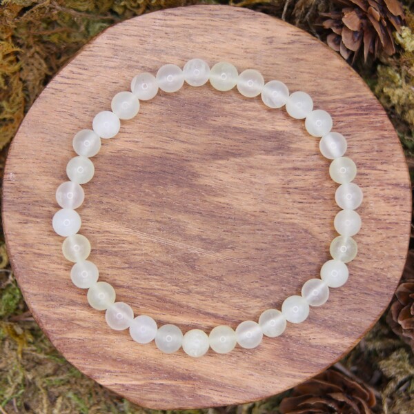 Le jade vert est une pierre précieuse vénérée depuis des millénaires, notamment en Chine, où il est considéré comme un symbole de sagesse et de longévité. Il est souvent associé à la prospérité, à la paix intérieure et à la guérison. Le jade vert appartient à la famille des pyroxènes et se distingue par sa couleur verte, allant du pâle au foncé, parfois marbrée de taches. En lithothérapie, il est réputé pour ses vertus de protection, d'harmonisation des énergies et de soutien émotionnel.