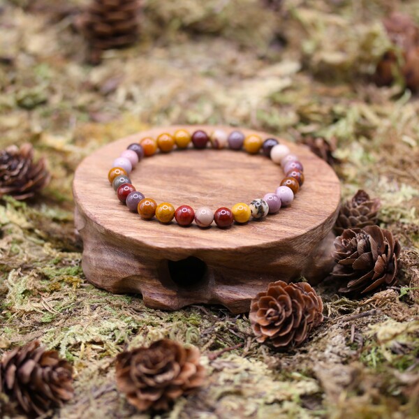 Le jaspe mokaïte est une pierre de soutien dans les périodes de changement ou de transition. Elle favorise la prise de décision, la confiance en soi et l’adaptabilité face aux imprévus. Ses vertus spirituelles incluent également l’intuition, le courage et la gestion du stress. Elle est idéale pour ceux qui souhaitent retrouver un équilibre émotionnel stable et avancer avec force et sérénité dans leur quotidien.