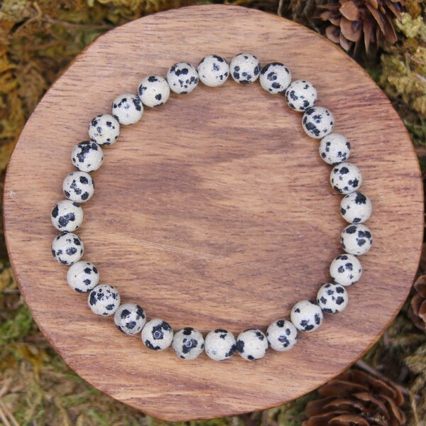 Bracelet en perles de jaspe dalmatien, apportant harmonie, équilibre émotionnel, protection et énergie vitale. Favorise la créativité et l'ancrage spirituel.