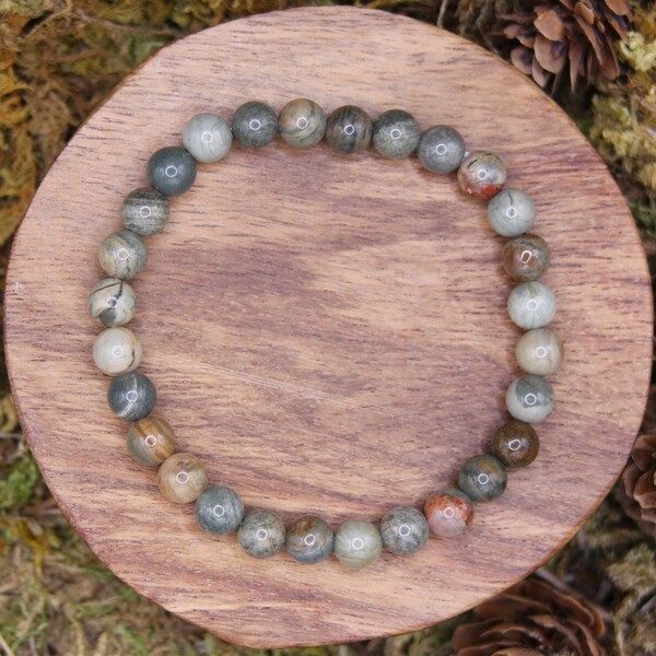 Le bracelet en perles de jaspe feuille d'argent est une pièce unique, alliant esthétique et bienfaits énergétiques. Cette pierre est réputée pour sa capacité à équilibrer les émotions, à offrir protection et à harmoniser les énergies. Parfaite pour restaurer l'équilibre intérieur et stimuler la créativité, elle apporte également une sensation de paix et de sérénité. En portant ce bracelet, vous bénéficiez de ses vertus apaisantes et énergisantes, tout en renforçant votre estime de soi et votre capacité à faire face aux défis de la vie.