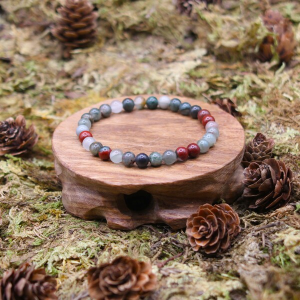 Le jaspe héliotrope, aussi connu sous le nom de pierre de sang, est une pierre ancienne et puissante dont les origines remontent à l’Antiquité. Cette variété de calcédoine, caractérisée par ses nuances de vert profond et ses éclats rouges, était autrefois vénérée pour sa capacité à protéger et à renforcer le corps et l’esprit.