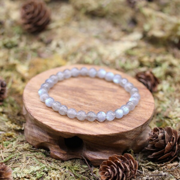 Les éléments associés à la labradorite incluent l'air, renforçant son caractère léger et spirituel. De plus, ce bracelet est en résonance avec plusieurs signes astrologiques, notamment le Sagittaire, le Poisson et le Cancer, qui peuvent tirer parti des propriétés protectrices et apaisantes de cette pierre.