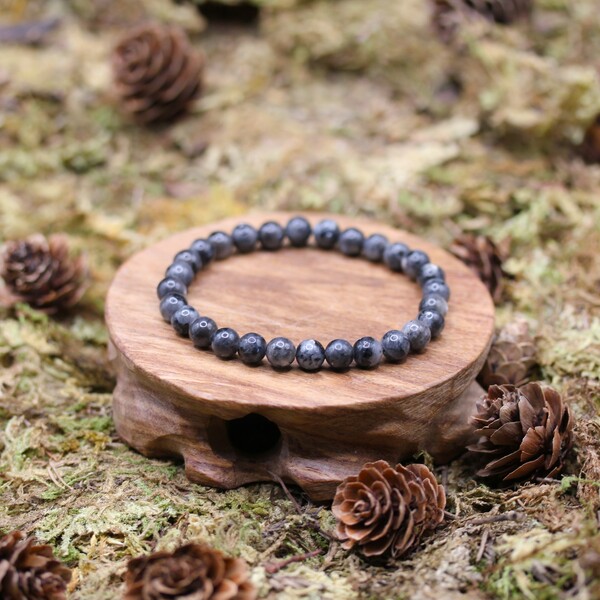 Ce bracelet, fabriqué avec des perles certifiées authentiques, offre des vertus de protection et d’ancrage spirituel. Il est particulièrement recommandé pour ceux qui cherchent à retrouver leur stabilité émotionnelle, à calmer l’esprit et à réduire le stress. La larkivite est une pierre de guérison émotionnelle, favorisant un renouveau spirituel et encourageant le lâcher-prise.