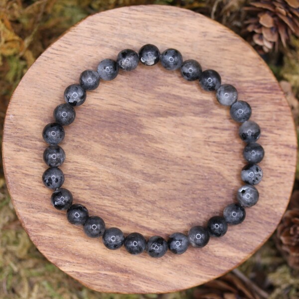 Ce bracelet, fabriqué avec des perles certifiées authentiques, offre des vertus de protection et d’ancrage spirituel. Il est particulièrement recommandé pour ceux qui cherchent à retrouver leur stabilité émotionnelle, à calmer l’esprit et à réduire le stress. La larkivite est une pierre de guérison émotionnelle, favorisant un renouveau spirituel et encourageant le lâcher-prise.