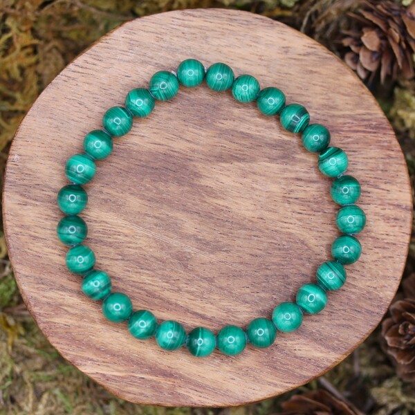 Le bracelet en perles de Malachite claire est bien plus qu’un simple bijou, c’est un véritable outil de bien-être et de développement personnel. La malachite, avec sa teinte verte intense et ses motifs uniques, fascine depuis l’Antiquité. Connue des Égyptiens qui l’utilisaient pour créer des amulettes protectrices et des pigments, elle symbolisait la transformation, la protection et la régénération.