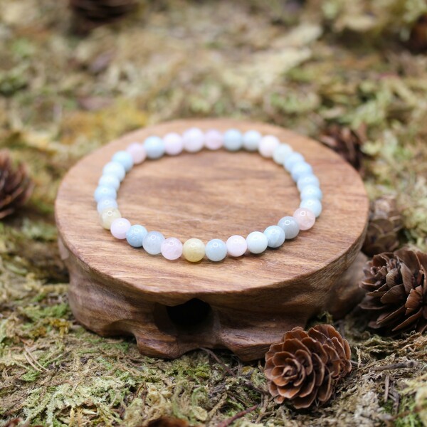 Ce bracelet est fabriqué à partir de perles de morganite authentiques, soigneusement sélectionnées pour leurs propriétés vibratoires. Les perles de 6 mm permettent une utilisation discrète et élégante, idéale pour un port quotidien ou lors de moments de méditation.