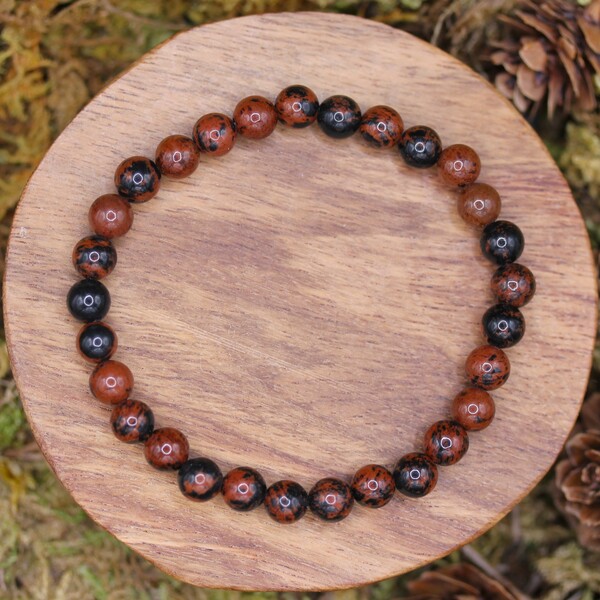 En lithothérapie, l'obsidienne Mahogany est souvent utilisée pour ses propriétés purifiantes. Elle nettoie les champs énergétiques en éliminant les énergies stagnantes et en apportant une sensation de légèreté et de calme. Elle aide à rétablir l'équilibre énergétique, ce qui est essentiel pour maintenir une bonne santé physique et émotionnelle. De plus, elle stimule la circulation énergétique et la circulation sanguine, contribuant ainsi à un sentiment général de revitalisation.
