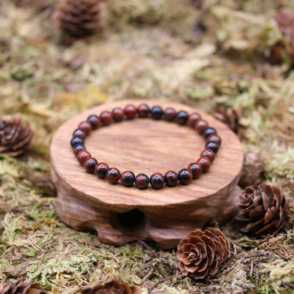Cette pierre est particulièrement efficace pour renforcer la confiance en soi et favoriser l'ancrage, en permettant à son porteur de se sentir plus stable et centré. L'obsidienne Mahogany aide à surmonter les blocages émotionnels et à dissiper les peurs, facilitant ainsi la libération des énergies négatives accumulées au fil du temps.