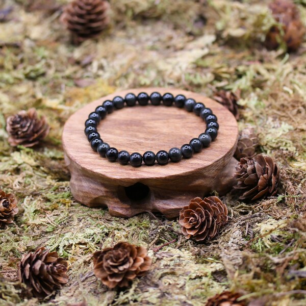 L'obsidienne noire dorée agit principalement sur les chakras racine et plexus solaire, aidant à renforcer l'ancrage et à équilibrer les émotions. Ce bracelet est donc idéal pour ceux qui cherchent à se protéger des énergies négatives et à retrouver un équilibre mental et émotionnel. Il est également un allié précieux dans le développement personnel et la gestion du stress.