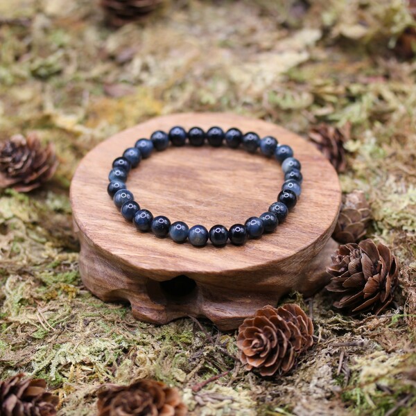 Utilisé depuis des siècles comme amulette protectrice, il est particulièrement apprécié en lithothérapie pour ses puissantes vertus spirituelles. Il est reconnu pour sa capacité à équilibrer les énergies et à stimuler l'intuition, offrant ainsi une meilleure clarté mentale et une vision plus claire. Historiquement, il était aussi associé à la clairvoyance et à la protection contre les énergies négatives.