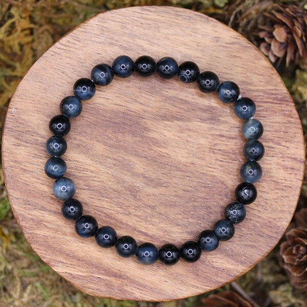 Ce bracelet est proposé avec des perles de 6 mm et est soigneusement emballé dans une pochette de protection en organza noir, afin de préserver ses propriétés. Pour maximiser l’efficacité de la pierre, il est conseillé de nettoyer et recharger régulièrement le bracelet, en le conservant à l’abri de la lumière lorsqu'il n'est pas porté. Il peut être porté lors de séances de méditation, de yoga, ou simplement au quotidien pour bénéficier de ses vertus.