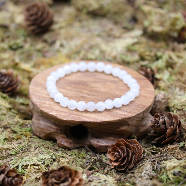 La Pierre de Lune est notamment associée au chakra sacré et au chakra couronne, ce qui en fait un outil puissant pour harmoniser les émotions et favoriser la connexion spirituelle. Elle est liée aux éléments de l’acier et de l’air, renforçant ses propriétés de stabilité et de légèreté à la fois.