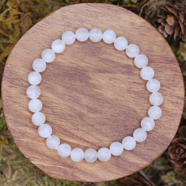 Bracelet en perles de Pierre de Lune blanche, symbole de féminité et d’intuition. Équilibre émotionnel, livré dans une pochette de protection élégante.
