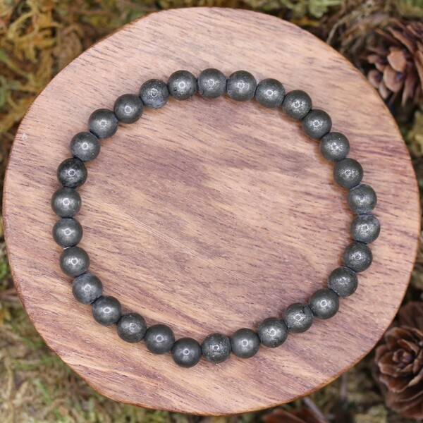 Le bracelet en perles de pyrite est conçu pour accompagner son porteur dans ses projets quotidiens, en apportant une énergie positive et motivante. Les perles sont soigneusement sélectionnées et certifiées authentiques, garantissant ainsi la qualité et l'efficacité de la pierre. Porté en bracelet, il offre un accès direct aux vertus protectrices de la pyrite, favorisant la clarté mentale et l’équilibre énergétique tout au long de la journée.