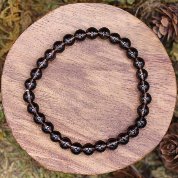 Ce bracelet, confectionné avec des perles de quartz fumé authentiques, allie élégance et bien-être. Chaque perle a été soigneusement sélectionnée pour ses qualités énergétiques et son aspect unique. Le quartz fumé favorise l'ancrage et crée un environnement harmonieux, renforçant ainsi l’équilibre intérieur. Il est également reconnu pour sa capacité à dissiper les pensées négatives et à offrir un soutien face aux défis émotionnels.