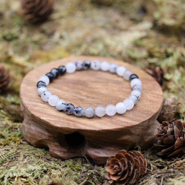 Le quartz tourmaline est une pierre précieuse qui combine les propriétés énergétiques du quartz clair et de la tourmaline noire. Depuis des siècles, elle est utilisée dans diverses cultures pour ses vertus protectrices et purificatrices. Reconnue pour ses puissantes capacités de purification et d’ancrage spirituel, cette pierre est un allié précieux pour maintenir l’équilibre énergétique.