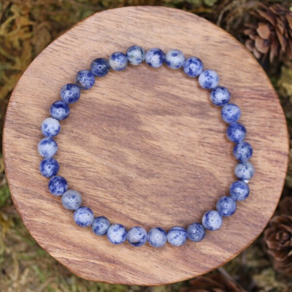 Les perles de sodalite utilisées dans ce bracelet sont rigoureusement sélectionnées pour leur qualité et leur authenticité. Elles mesurent 6 mm et sont soigneusement montées pour garantir confort et élégance. Le bracelet est emballé avec soin dans une pochette en organza noir, idéale pour protéger votre bijou et préserver l’énergie de la pierre.