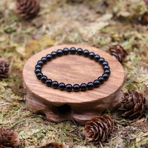 La tourmaline noire est une pierre extrêmement puissante, reconnue pour ses vertus de protection. Utilisée depuis des siècles, elle est surtout prisée pour sa capacité à repousser les énergies négatives et à purifier l’environnement énergétique. En lithothérapie, cette pierre est un excellent outil d'ancrage, favorisant la stabilité émotionnelle et mentale.