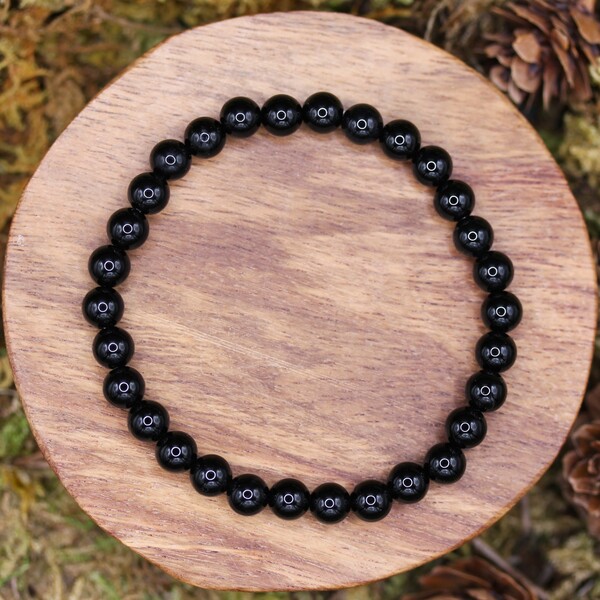 Ce bracelet est fabriqué à partir de perles de tourmaline noire authentiques, soigneusement sélectionnées pour leur qualité et leur énergie. Chaque perle est polie pour révéler l’éclat naturel de la pierre, offrant ainsi un bijou à la fois élégant et puissant. Le bracelet est idéal pour ceux qui souhaitent bénéficier des propriétés de la tourmaline noire tout en portant un accessoire stylé et harmonieux. Il peut être porté au quotidien pour se protéger des énergies négatives et favoriser un environnement plus sain et apaisant.