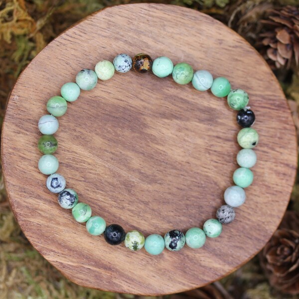 Ce bracelet en perles de variscite est une invitation à la sérénité. Porté au quotidien, il aide à apaiser les tensions intérieures et à retrouver un sentiment de paix durable. Il soutient également les personnes en quête de guérison émotionnelle ou souhaitant mieux se reconnecter à leur cœur. Parfait pour accompagner les pratiques méditatives ou les périodes de transition, il favorise l’introspection en douceur et renforce la patience, la tolérance et l’amour de soi.