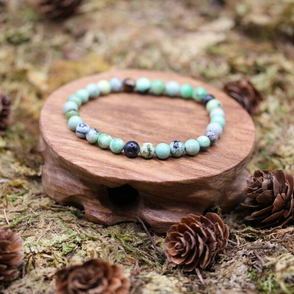 La variscite est une pierre fine rare, prisée pour ses nuances de vert clair et ses délicats motifs veinés de blanc. Découverte au XIXe siècle dans la région allemande de Variscia, d’où elle tire son nom, elle a rapidement séduit par son apparence douce et sa vibration apaisante.