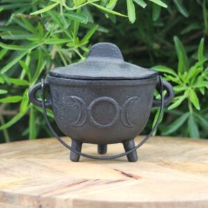 Chaudron en fonte noir orné de la Triple Lune, utilisé pour rituels de sorcellerie