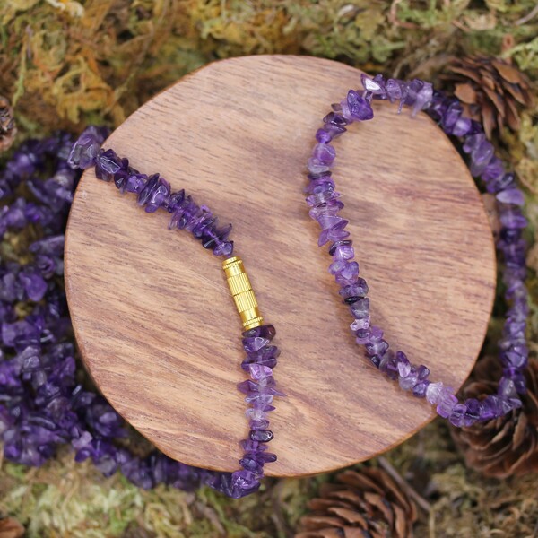 Collier et bracelet en améthyste aux tons violets naturels. Favorisant l’apaisement et la clarté d’esprit, cette parure allie raffinement et bien-être intérieur.