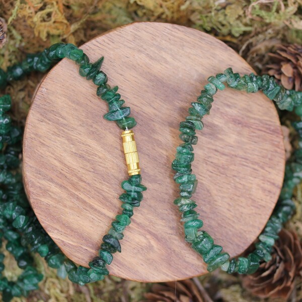 Le jade est réputé pour ses propriétés purifiantes et protectrices. Il est censé favoriser la prospérité, l’harmonie, l’équilibre, le bonheur et le bien-être. Cette pierre se décline en plusieurs couleurs variées.