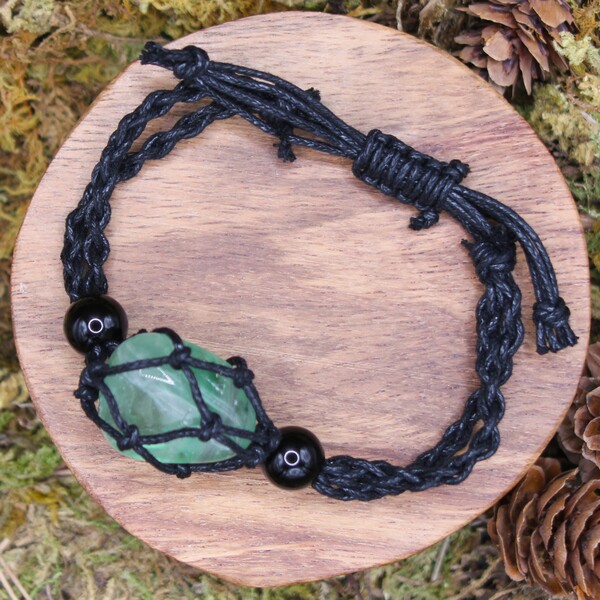 Ce bracelet porte pierre en macramé noir est une pièce unique, conçue pour accueillir une pierre ou un cristal et ainsi bénéficier de ses propriétés énergétiques.