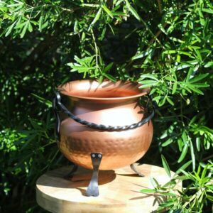 Grand chaudron cuivre artisanal utilisé pour les rituels ésotériques