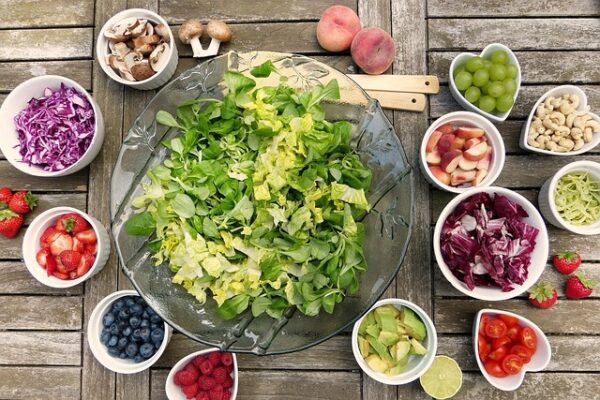 En Ayurvéda, nous avons tous une constitution unique (Vata, Pitta, Kapha). Découvrez votre Dosha ci-après et adaptez votre alimentation : Vata : plats chauds et nourrissants Pitta : aliments frais et légers Kapha : épices et plats stimulants