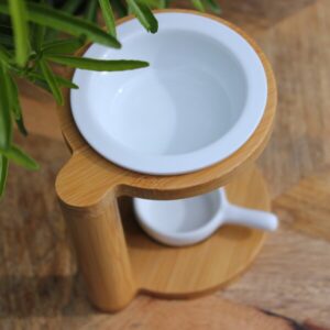 Offrez à votre intérieur une touche naturelle avec ce brûleur d’huiles essentielles en bambou et céramique. Diffusez des arômes subtils pour une atmosphère apaisante.
