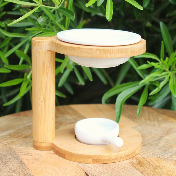 Apportez une touche zen à votre intérieur avec ce brûleur d’huiles essentielles en bambou et céramique. Diffusez des senteurs apaisantes et naturelles.
