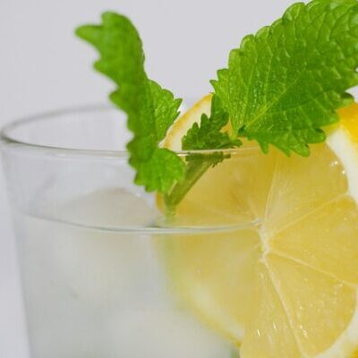 Avant votre café, buvez un grand verre d’eau tiède avec un demi-citron pressé. Ce rituel “détox” aide à réveiller le système digestif et à éliminer les toxines (les fameux ama en Ayurvéda).