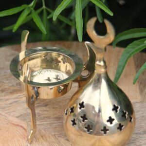 Brûleur compact en laiton avec support, parfait pour parfumer un intérieur avec des herbes séchées