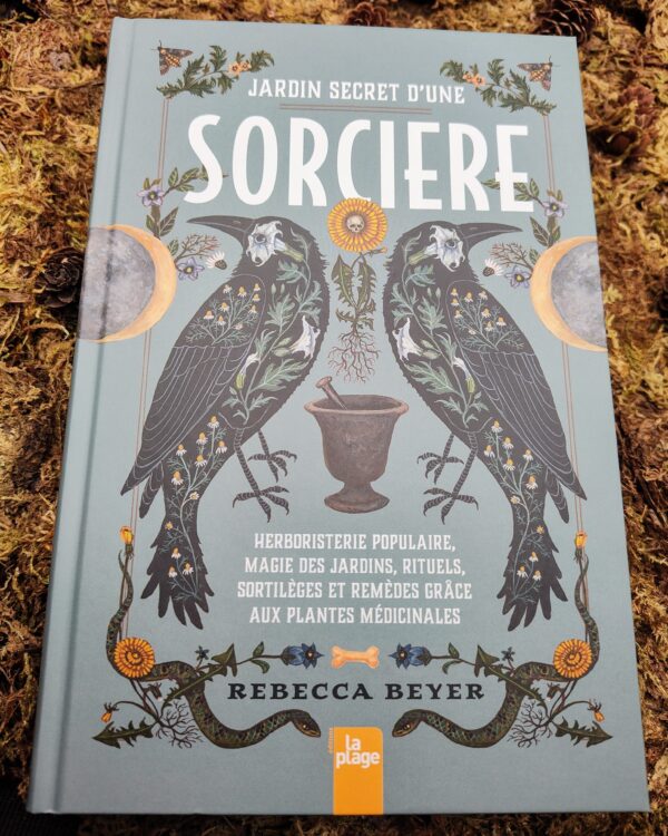 Couverture du livre Jardin secret d’une sorcière de Rebecca Beyer, illustrée de plantes médicinales et d’un style botanique élégant