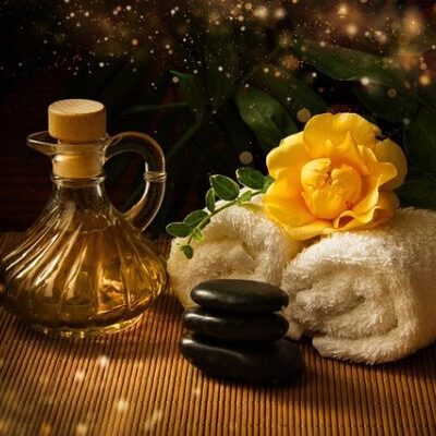 Le soir, massez votre corps avec une huile tiède (sésame pour les frileux, coco pour les tempéraments feu). Ce rituel calme le système nerveux et favorise un sommeil réparateur.
