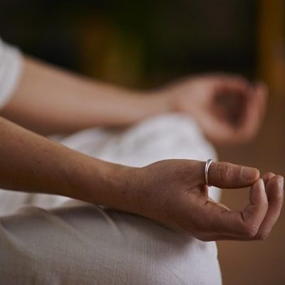 L’Ayurvéda recommande de vivre en harmonie avec les cycles naturels : 🌞 Se lever tôt (idéalement avant 6h) 🍵 Prendre un petit-déjeuner léger 🌿 Bouger doucement (yoga, marche) 👉 Le soir, évitez les écrans après 21h et privilégiez une tisane digestive.