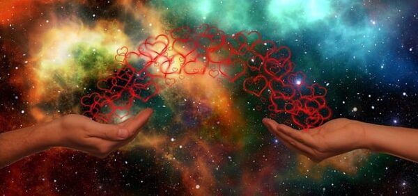 Anahata est l’ascenseur énergétique entre la base (chakras inférieurs) et le sommet (chakras supérieurs). En cette période, il joue un rôle de pont : relier ton ancrage terrestre à tes aspirations les plus élevées. C’est aussi la saison parfaite pour pratiquer la gratitude active — pas juste dire “merci”, mais le ressentir pleinement.