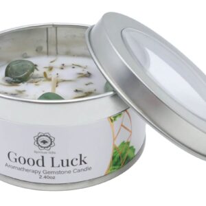 Invitez chance, prospérité et énergies positives dans votre intérieur avec la bougie artisanale Green Tree "Bonne Chance". Enrichie en aventurine verte et patchouli, parfum chaud et relaxant, durée de combustion 10-12h.