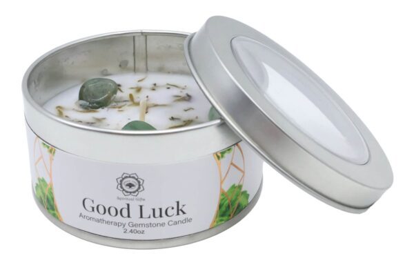 Invitez chance, prospérité et énergies positives dans votre intérieur avec la bougie artisanale Green Tree "Bonne Chance". Enrichie en aventurine verte et patchouli, parfum chaud et relaxant, durée de combustion 10-12h.